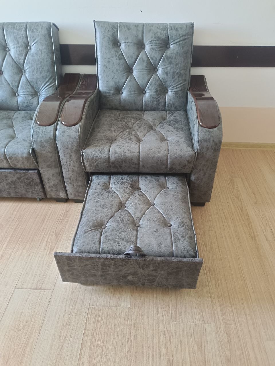 Kulrang kreslo va puf to'plami