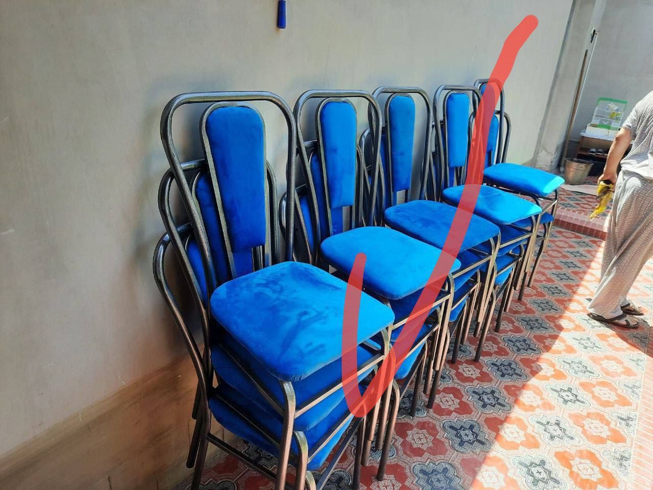 Ko'k yumshoq o'rindiqli stullar