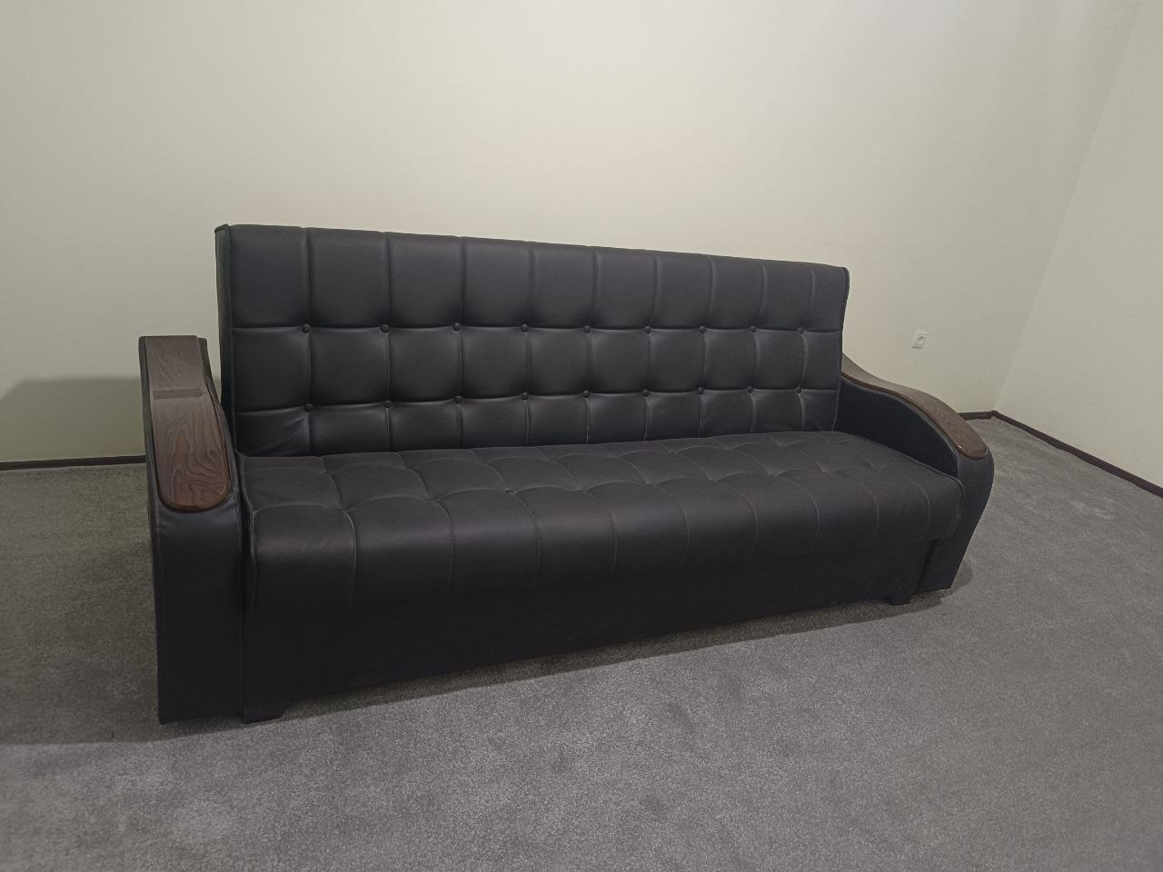 Qora yumshoq divan