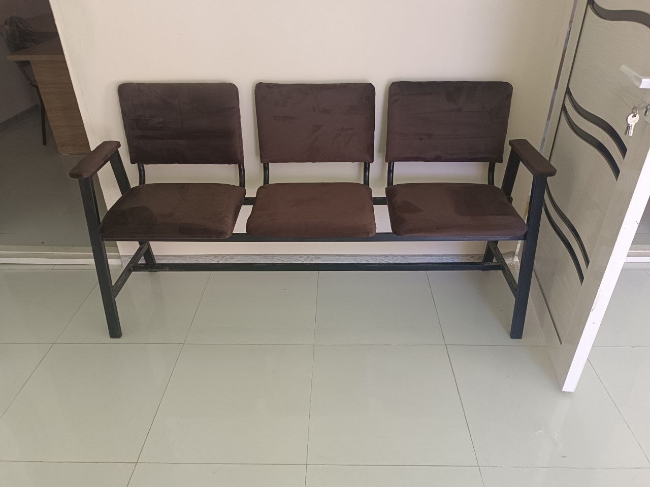 Jigarrang uch o'rinli kutish kursisi
