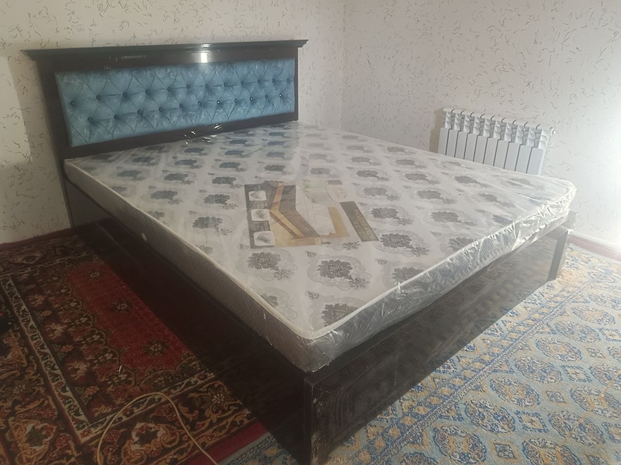 Ko'k yumshoq boshli ikki kishilik karavot