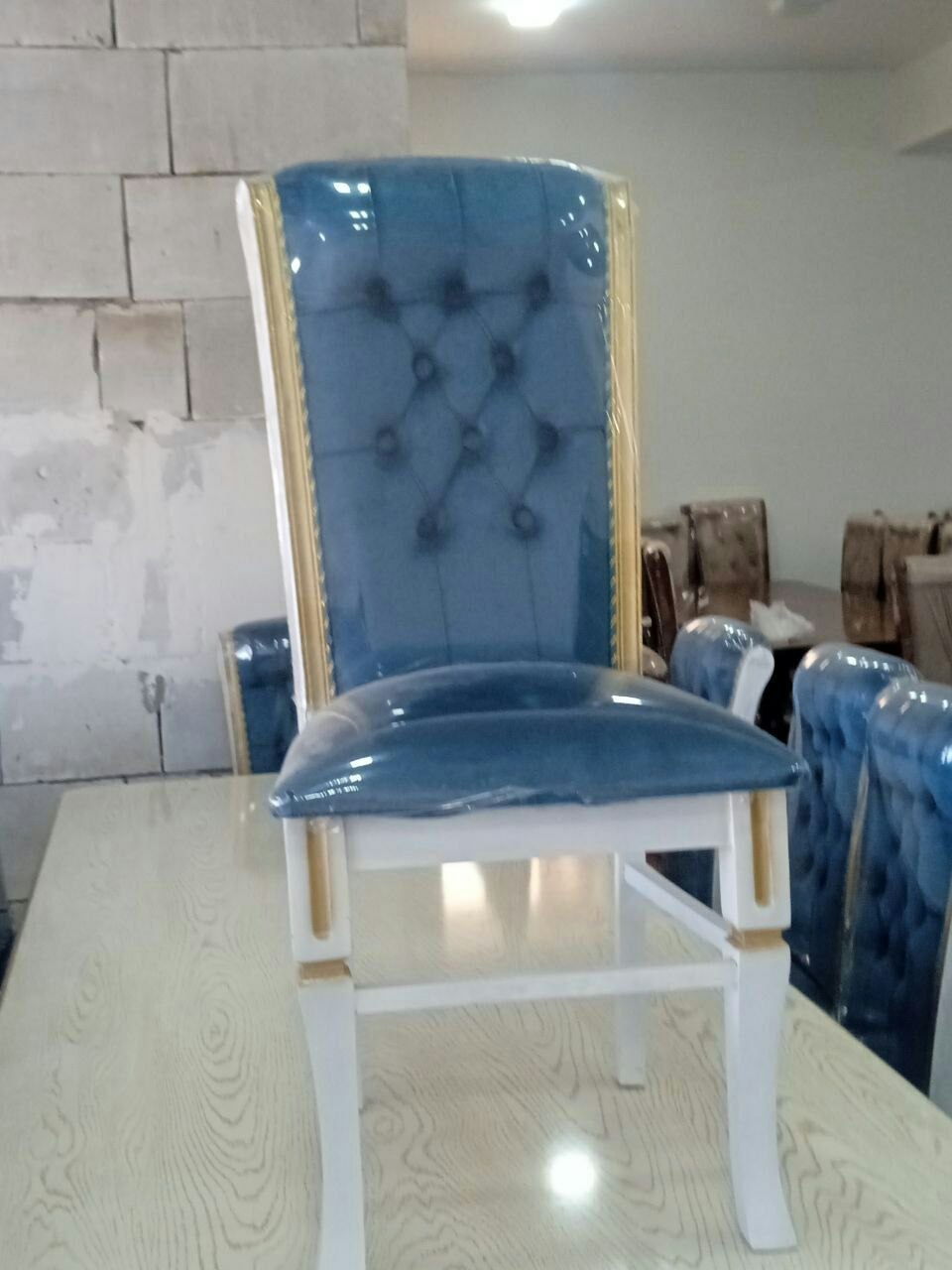 Baland suyanchiqli ko'k stul
