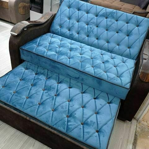 Ko'k yumshoq divan va puf