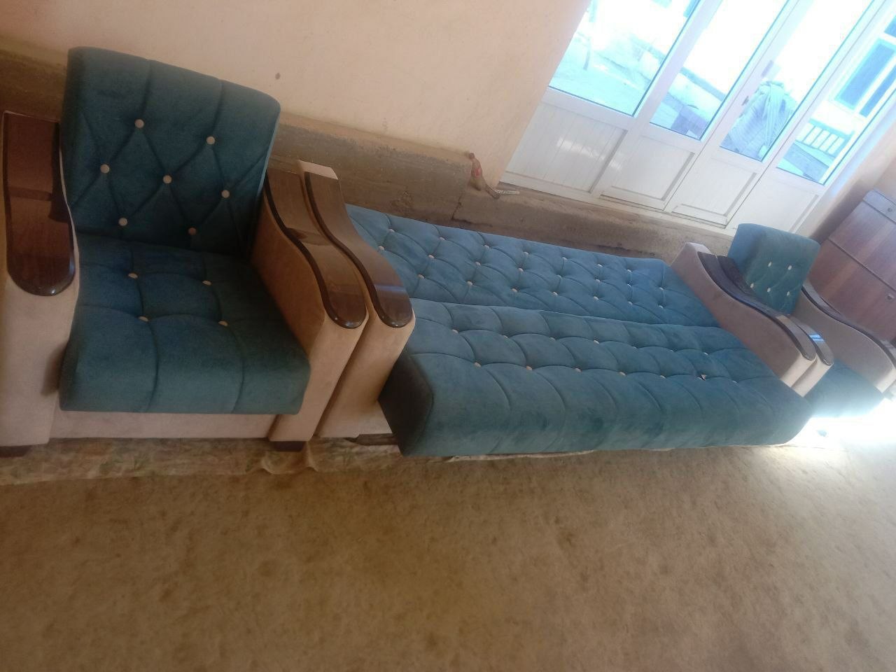Ko'k divan va kreslo to'plami
