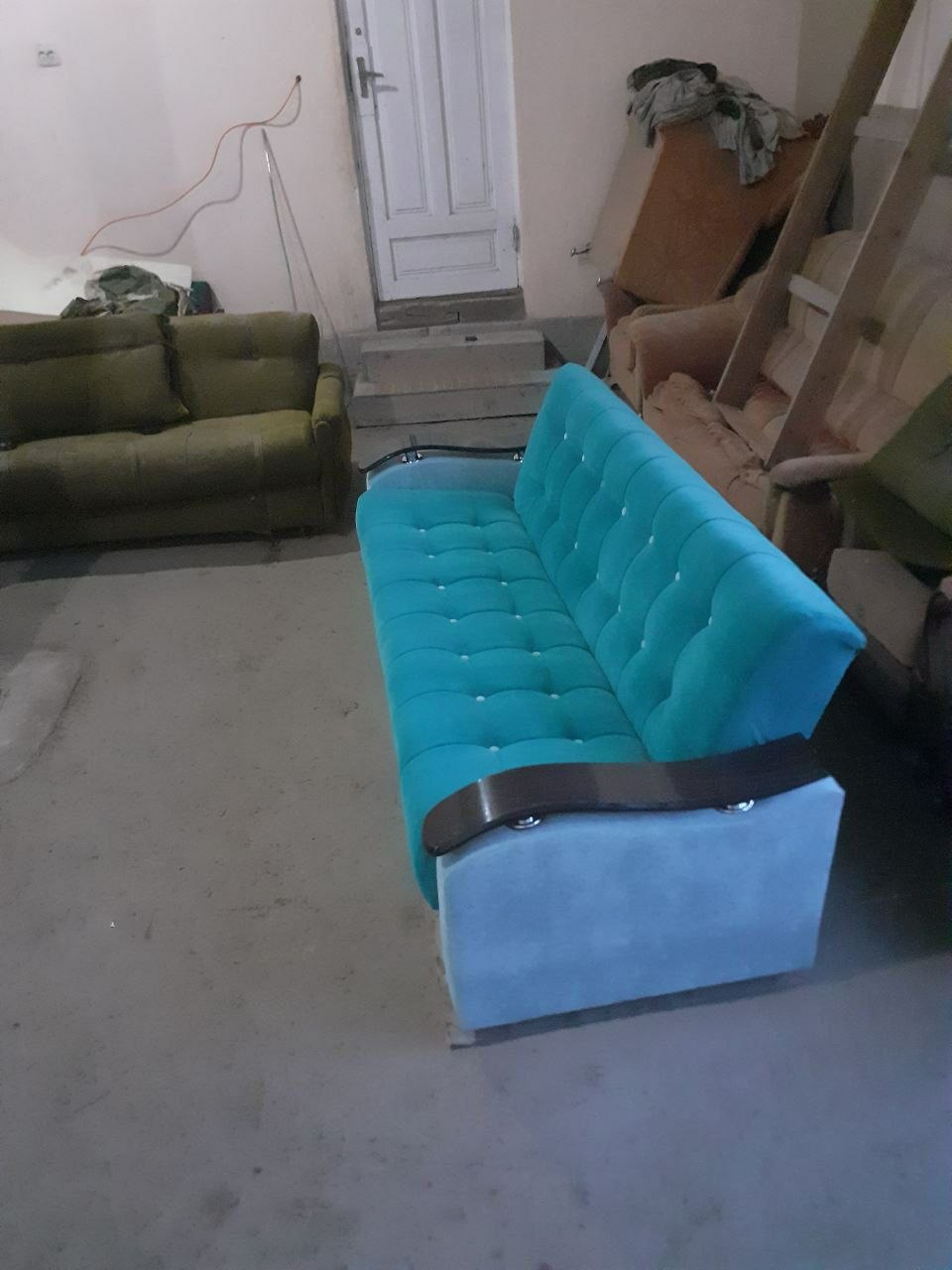 Moviy ochiladigan divan