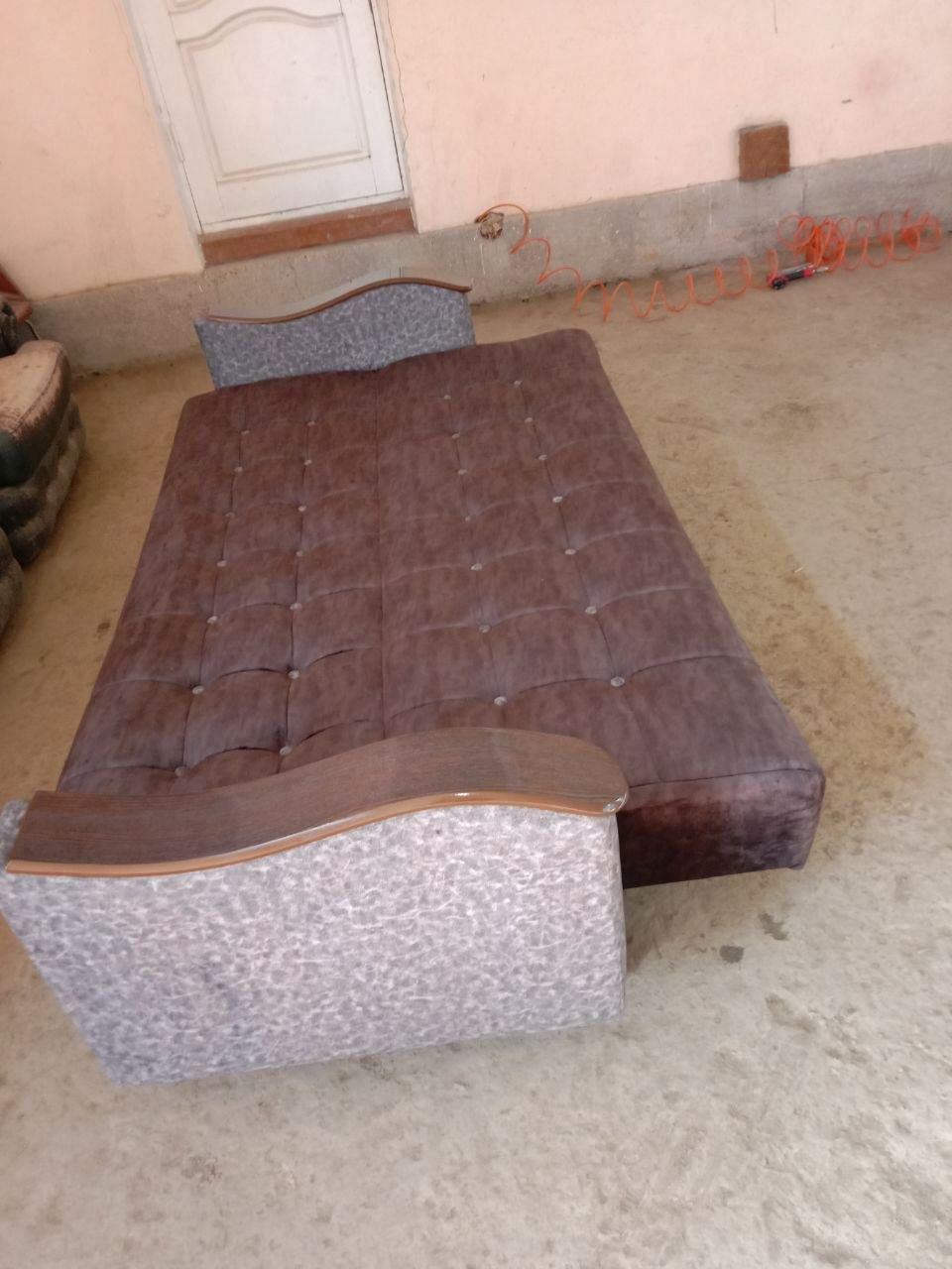 Jigarrang ochiladigan divan