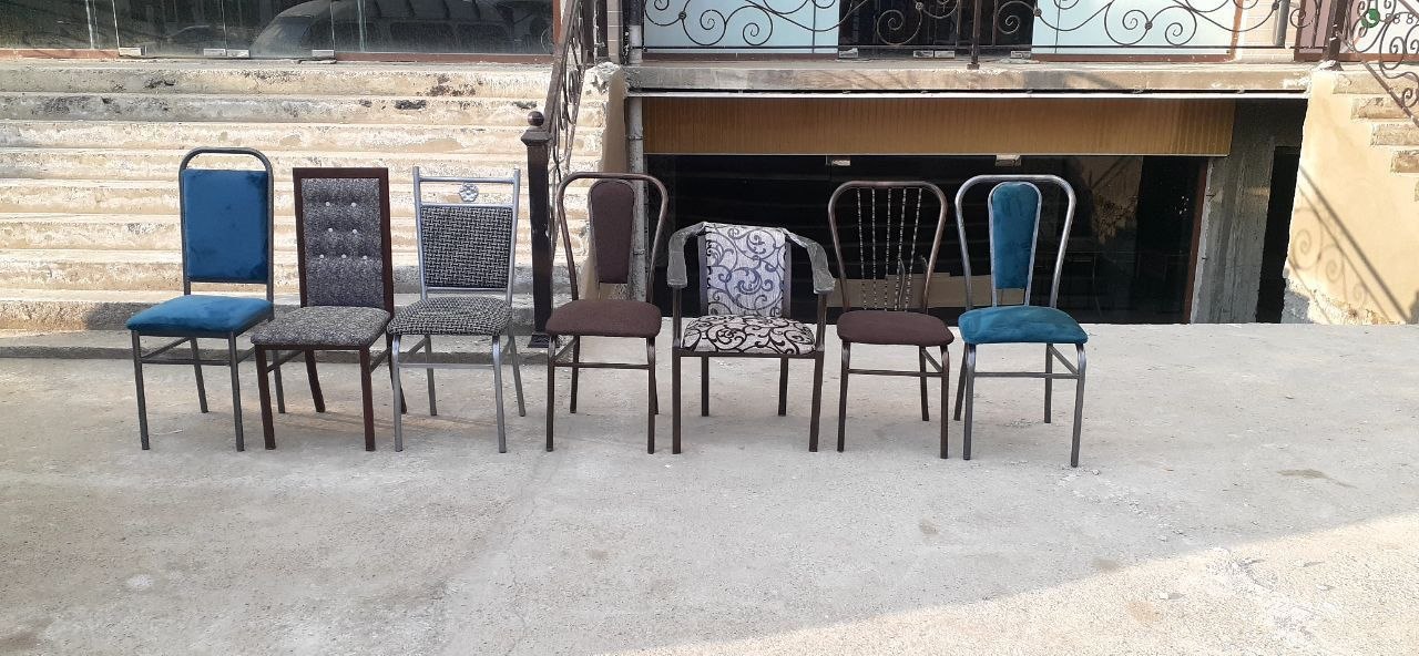 Turli rangdagi yumshoq stullar