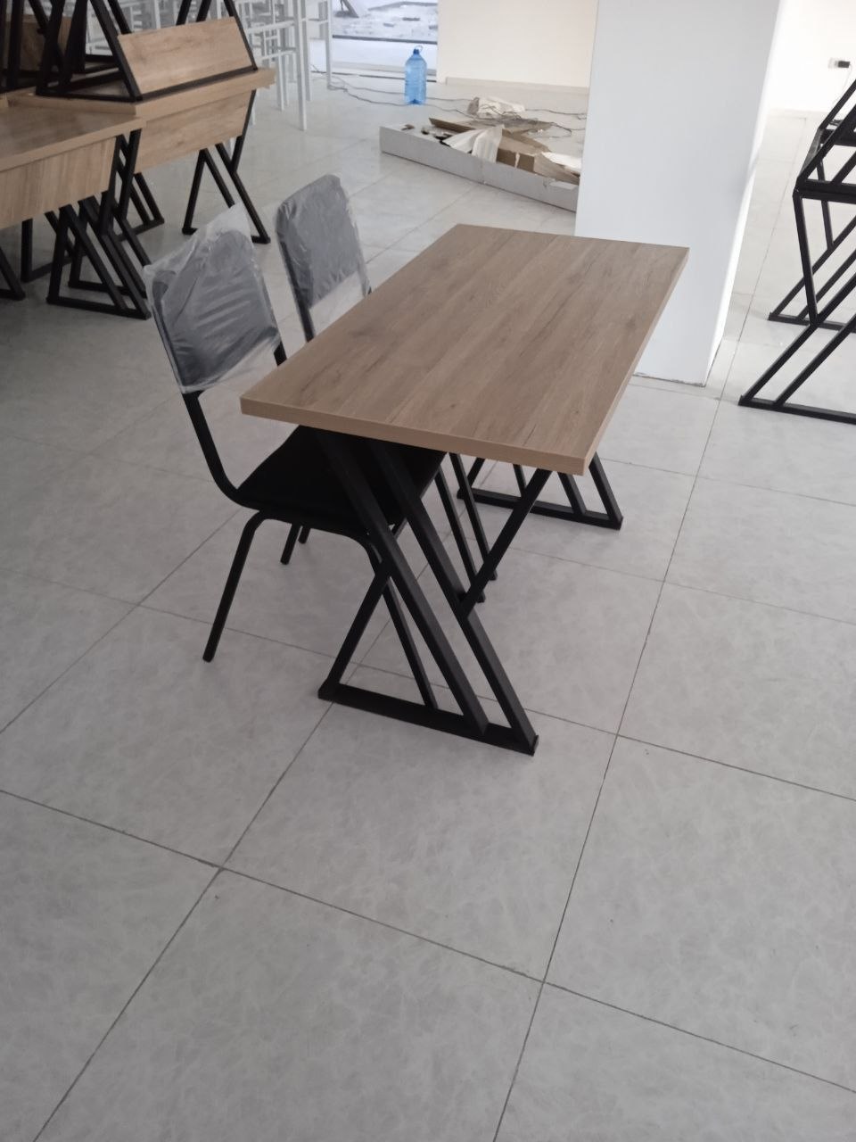 X shaklli oyoqli stol-stul to'plami