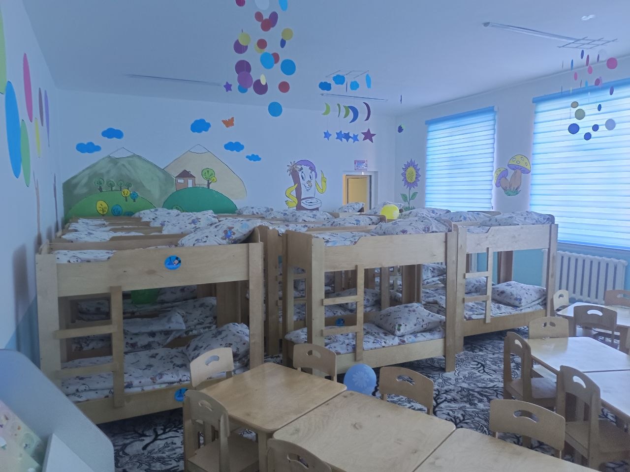 Bolalar xonasi uchun ikki qavatli karavotlar