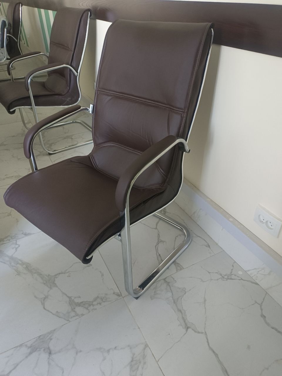 Jigarrang qo'ltiqli ofis kreslosi