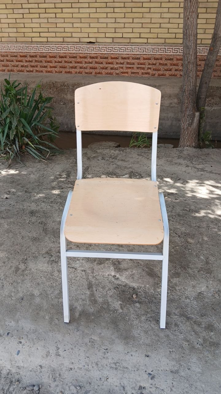 Metall oyoqli o'quvchi stuli