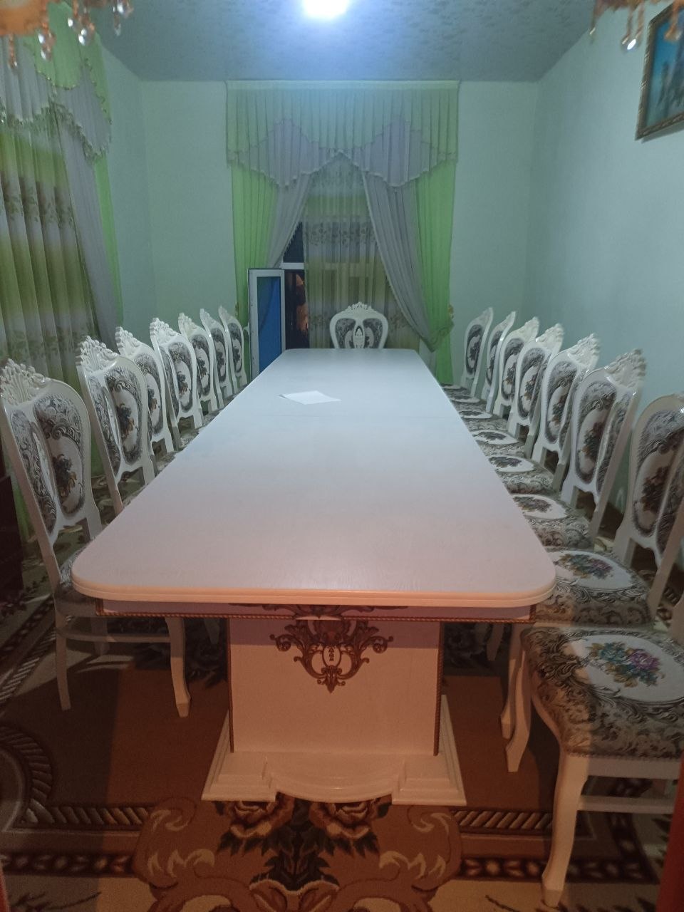 Oval oq ziyofat stoli va stullar