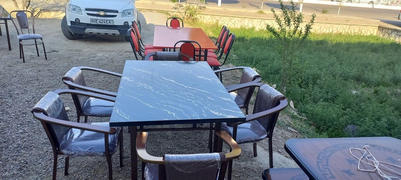 Qora stol va qo'ltiqli stullar