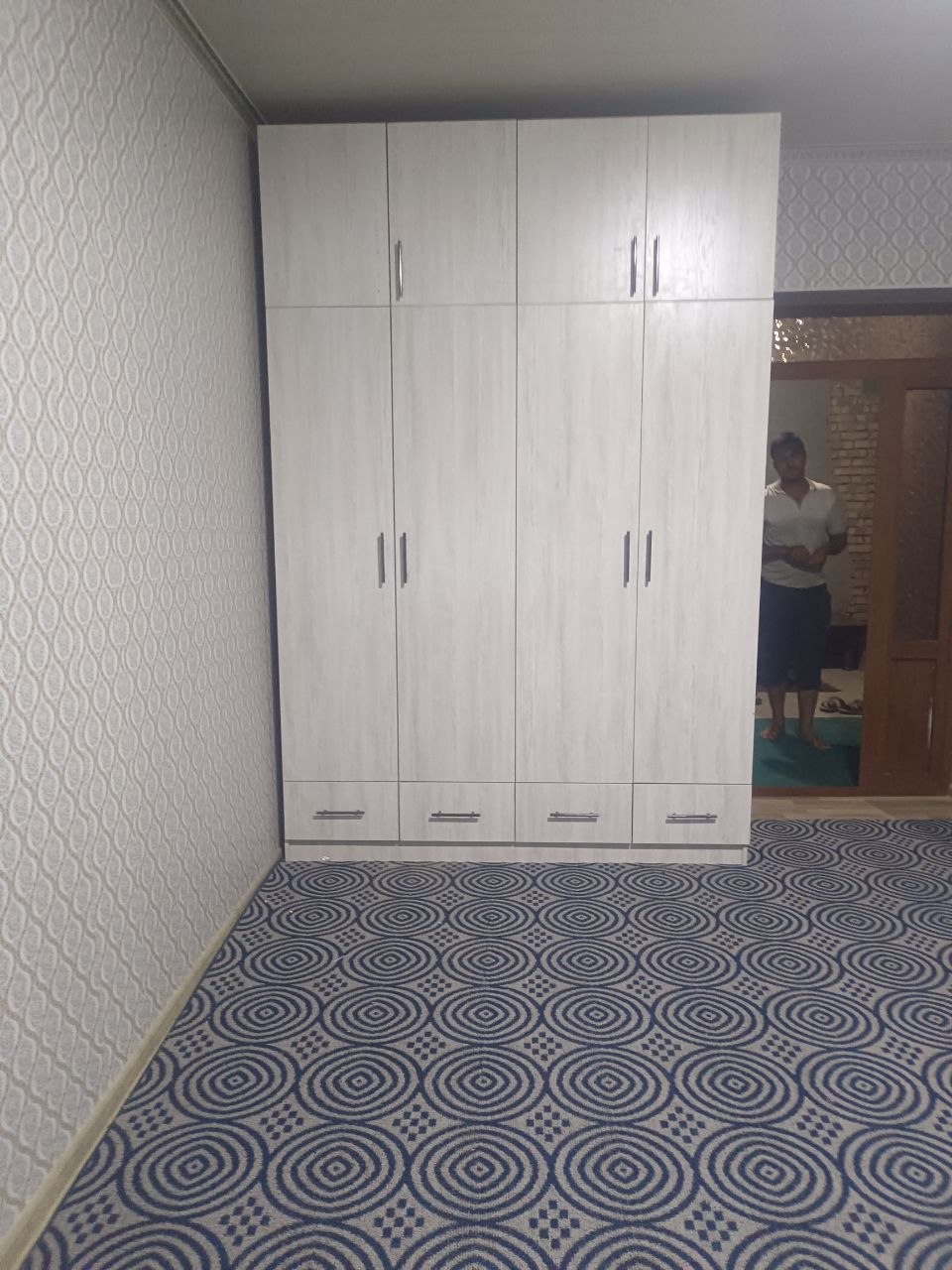 Oq uch eshikli kiyim shkafi