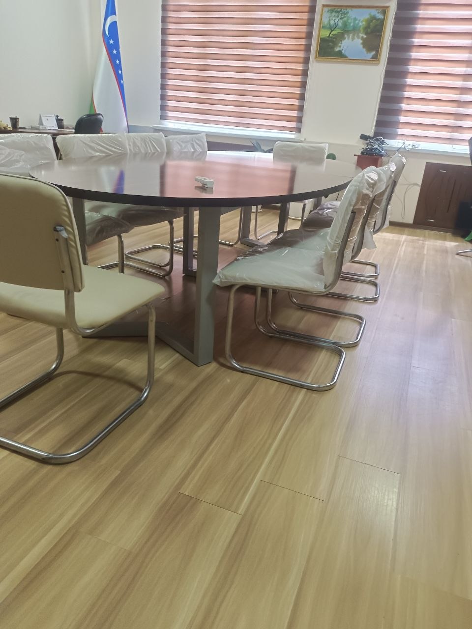 Dumaloq majlis stoli va stullar