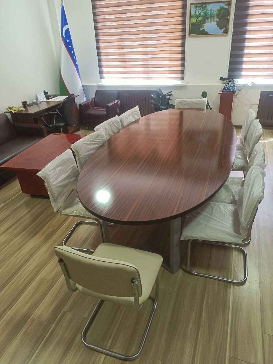 Oval majlis stoli va kreslolar