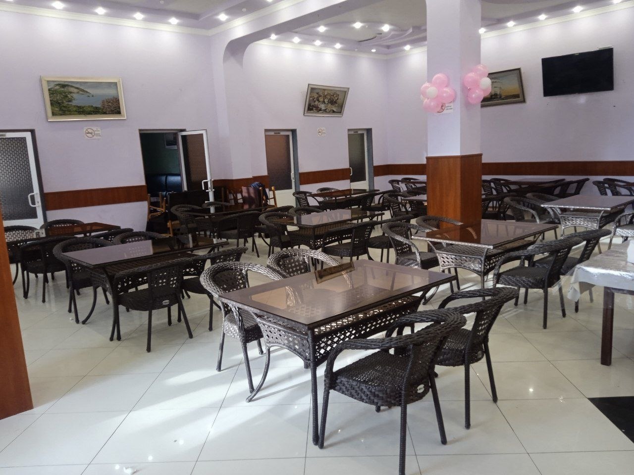 Kafe uchun to'qima stol-stullar