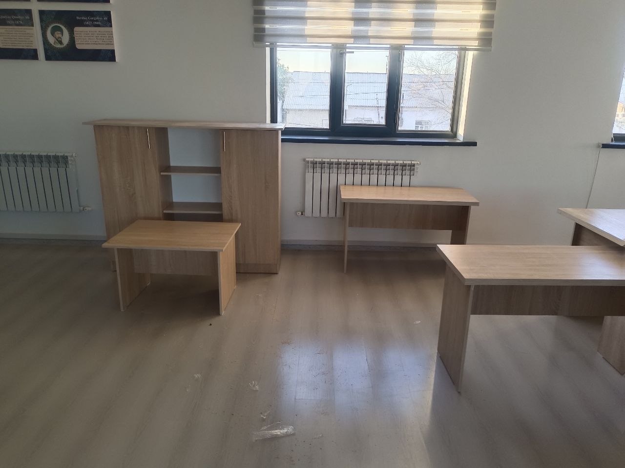 Och rangli ofis mebellari to'plami