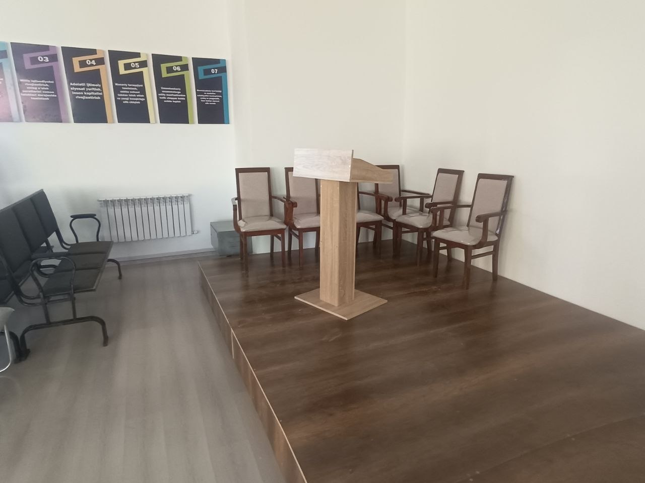 Markaziy tayanchli stol va stullar