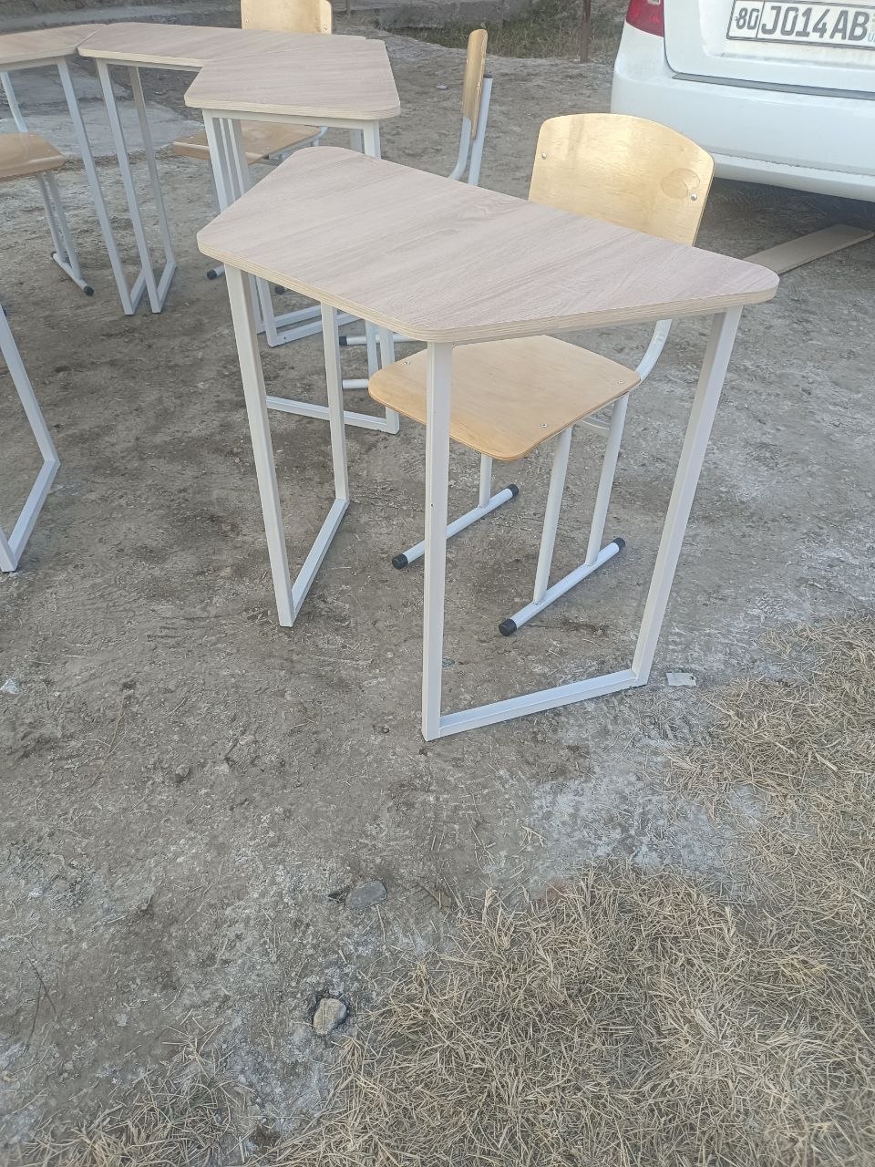 Bir o'rinli o'quv partasi va stul