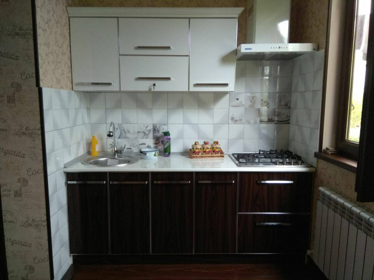 Oq va to'q jigarrang ixcham oshxona mebeli