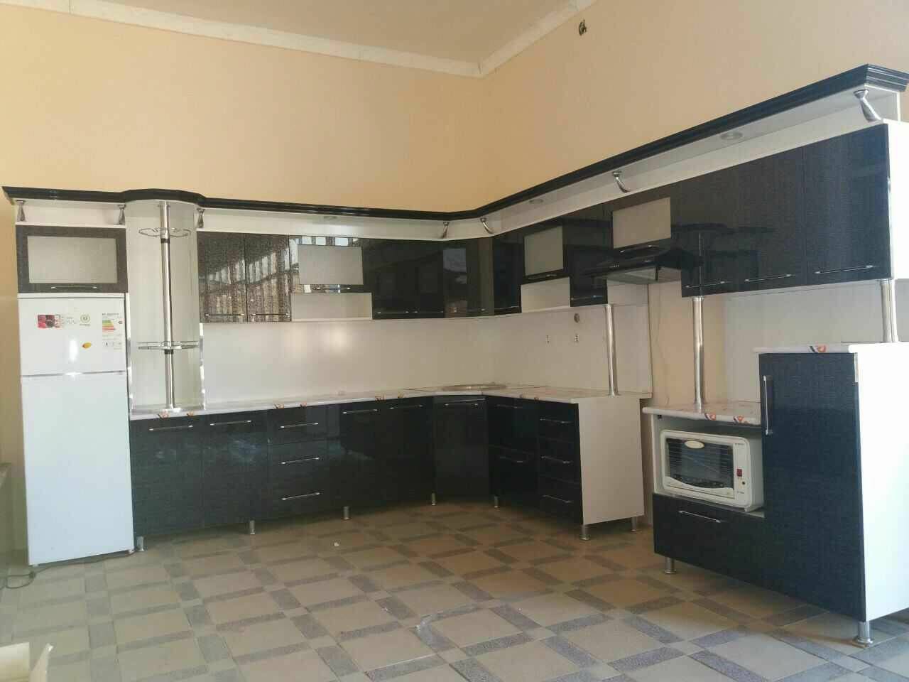 Oq-qora keng burchakli oshxona mebeli